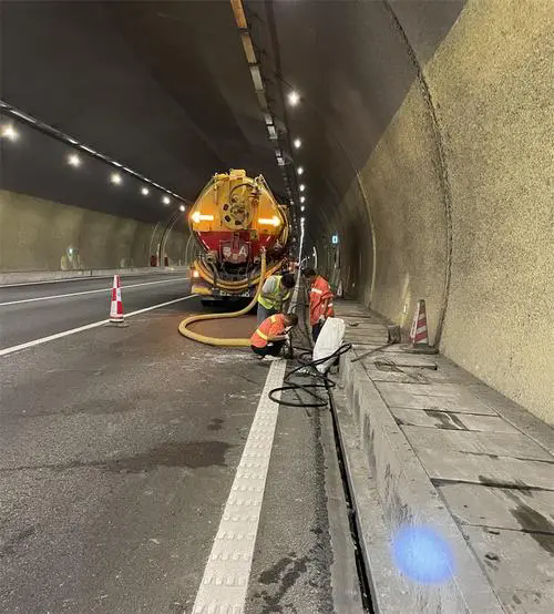 赤城隧道排水渠清淤